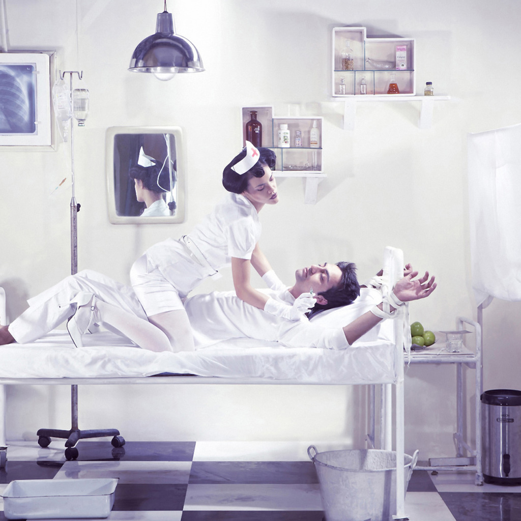 Две медсестры шалят с пациентом фото