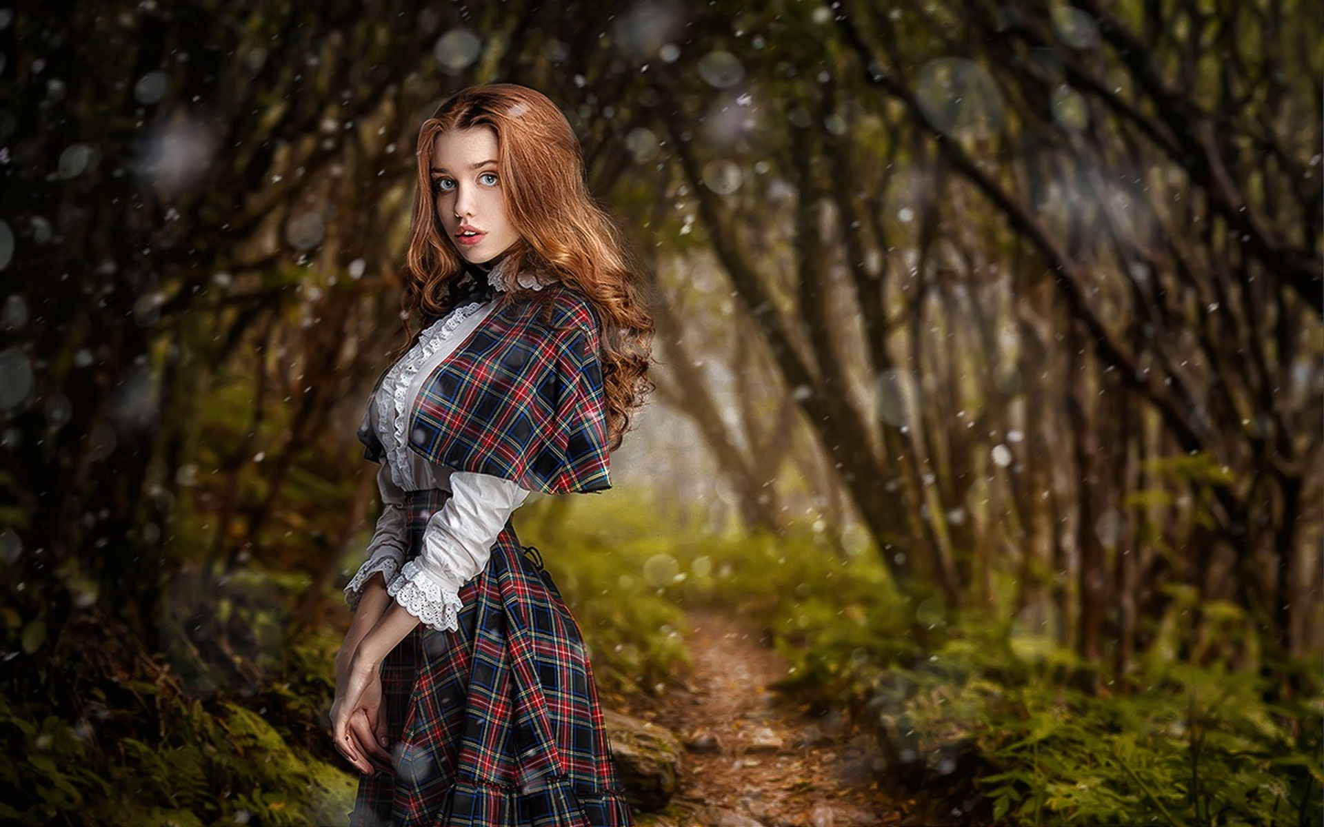 Милая девушка в лесу
