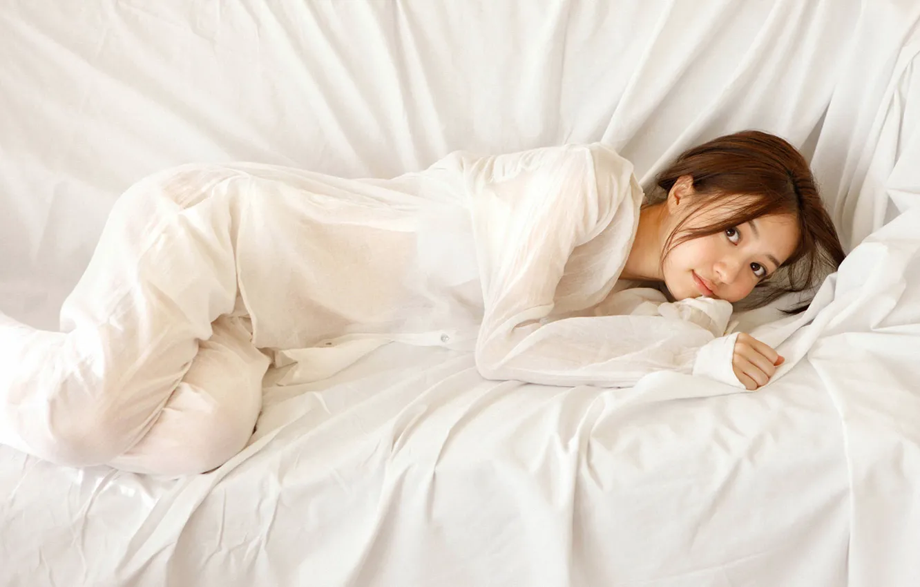 Азиатка в полосатом рукаве предается плотским утехам на постели