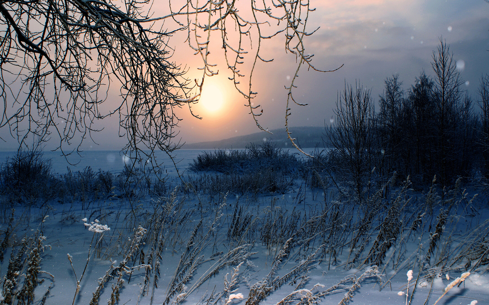 В морозные дни солнце восходит в тяжелом. Зимний вечер. Холодный пейзаж. Зимний вечер пейзаж.
