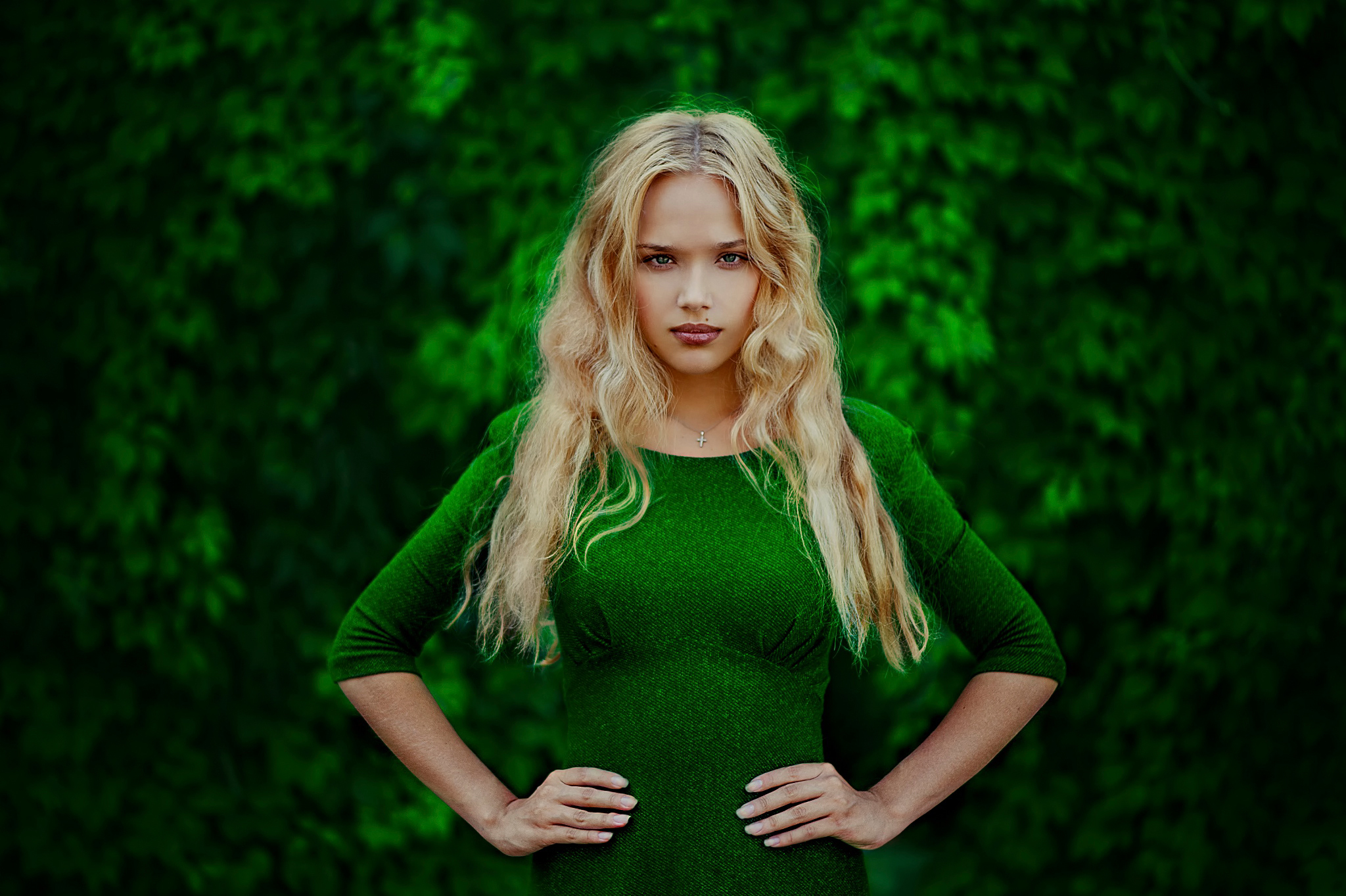 Фото изумительной блонды в зелени