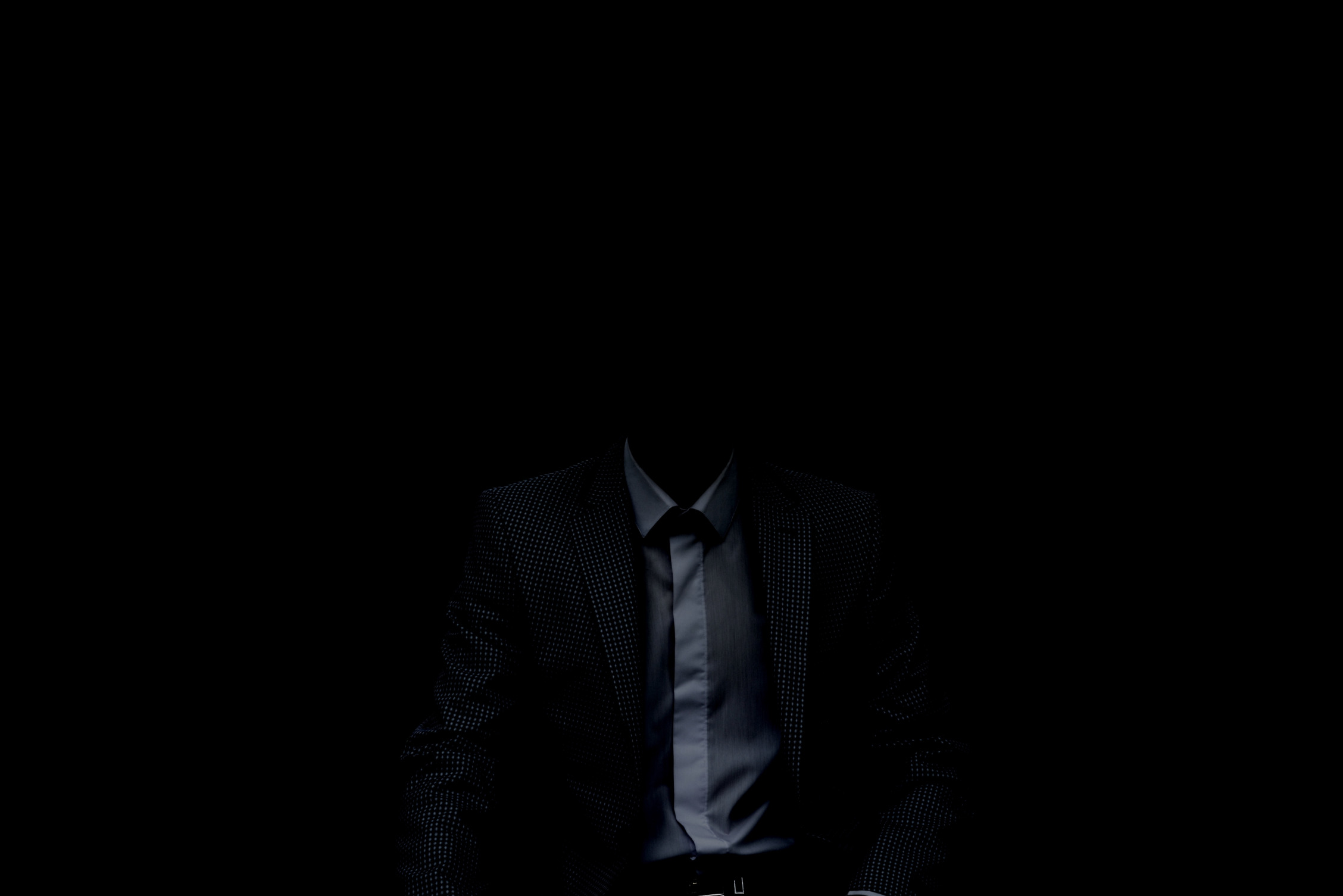 Мужчина в костюме на черном фоне