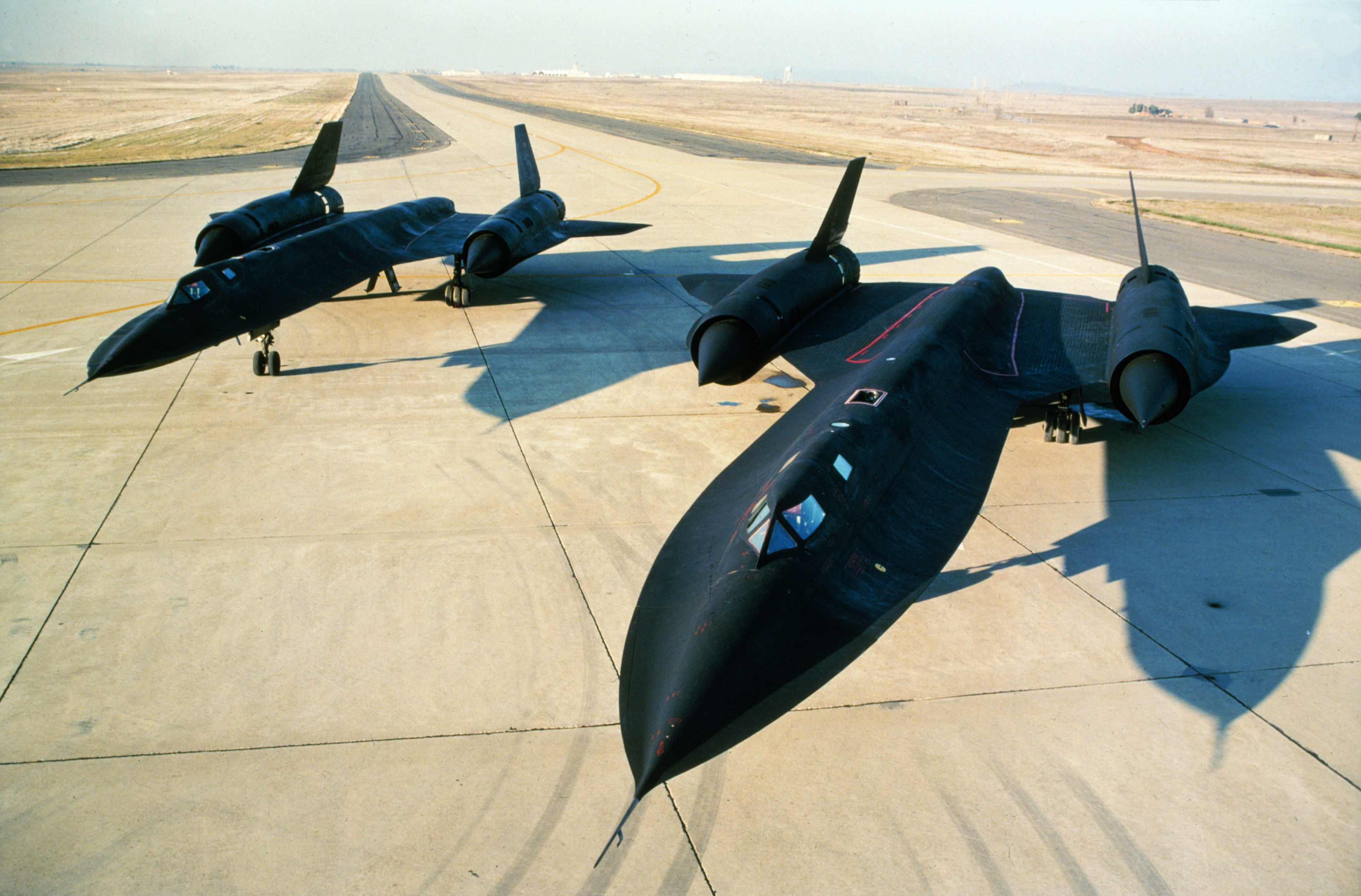 Скачать обои аэродром, разведчик, SR-71, стратегический, сверхзвуковой, раз...