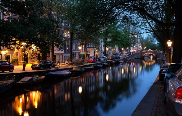 Картинка деревья, машины, мост, город, река, дома, лодки, вечер, освещение, Амстердам, фонари, канал, Нидерланды, Amsterdam, Nederland