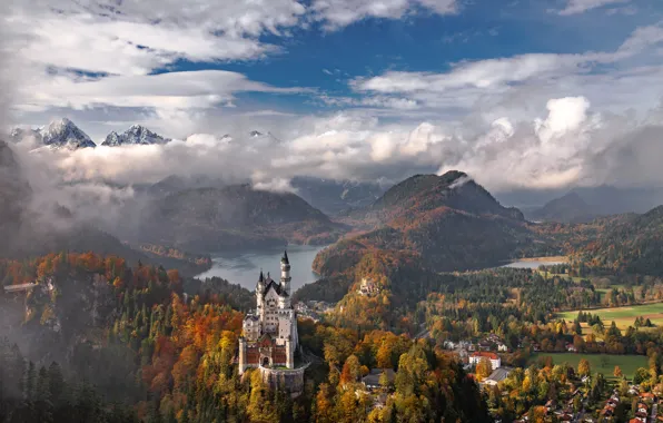 Картинка осень, небо, облака, деревья, горы, озеро, замок, Германия, Бавария, Нойшванштайн