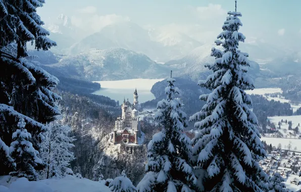 Картинка зима, лес, снег, деревья, горы, замок, городок, Нойшванштайн