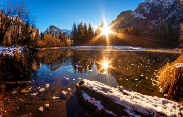 Картинка лес, вода, снег, горы, отражение, Калифорния, США, лучи солнца, Национальный парк Йосемити, Yosemite National Park