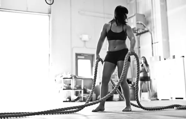 Картинка woman, black and white, crossfit, thick ropes