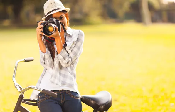 Картинка зелень, девушка, велосипед, улыбка, шляпа, фотоаппарат, шатенка
