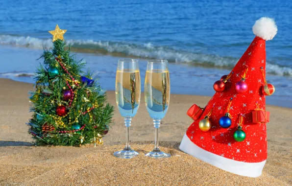 Картинка песок, море, пляж, океан, праздник, игрушки, новый год, рождество, бокалы, ёлка, christmas, new year, колпак