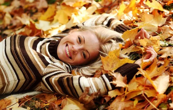 Картинка осень, листья, девушка, улыбка, желтые, блондинка, лежит, свитер