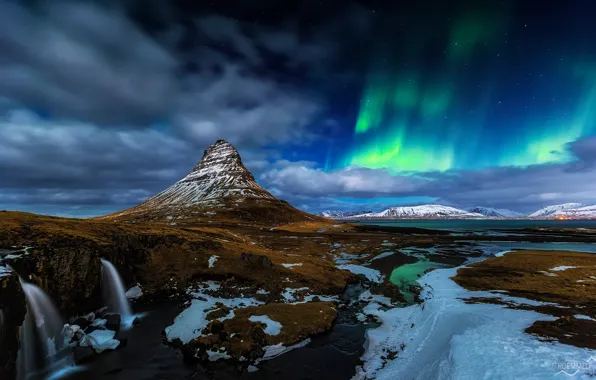 Картинка снег, ночь, скалы, гора, водопад, северное сияние, вулкан, Исландия, Kirkjufell