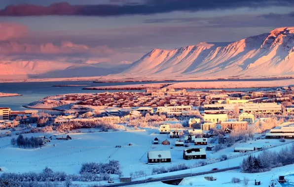 Картинка зима, небо, облака, снег, деревья, горы, город, река, домики, Исландия, столица, Рейкьявик