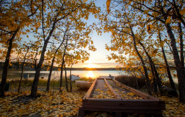 Картинка осень, небо, листья, солнце, облака, лучи, деревья, закат, озеро, голубое, берег, лодки, вечер, желтые, Канада