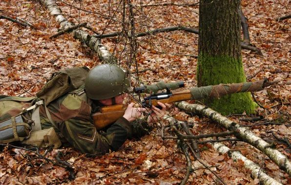 Картинка осень, лес, листья, солдат, оптика, снайпер, каска, снайперская винтовка