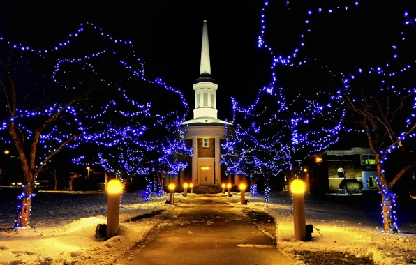 Картинка зима, снег, ночь, праздник, улица, здание, Огни, освещение, Рождество, фонари, Новый год, новогодние