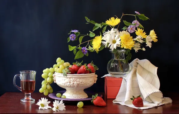 Картинка цветы, ягоды, стол, коробка, бокал, ромашки, клубника, виноград, ваза, напиток, фрукты, натюрморт