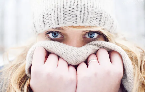 Картинка холод, зима, взгляд, девушка, шапка, руки, шарф, кольцо, блондинка, голубые глаза