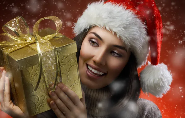 Картинка девушка, снег, улыбка, праздник, коробка, подарок, шатенка, колпак, свитер