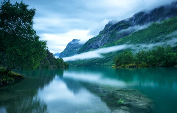 Картинка небо, облака, деревья, туман, гладь, камни, дно, Скандинавские горы, Loenvatnet, Лоен озеро, Западная Норвегия