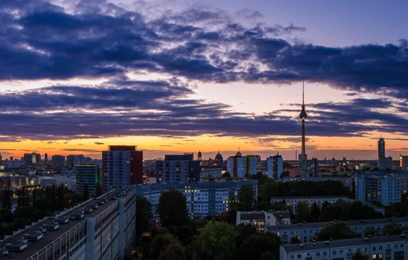 Картинка небо, облака, закат, оранжевый, город, здания, дома, вечер, Германия, панорама, Germany, телебашня, столица, Deutschland, Берлин, …