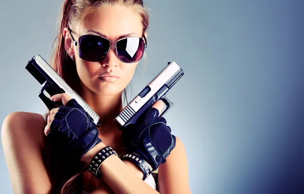 Картинка девушка, лицо, оружие, фон, пистолеты, очки, перчатки