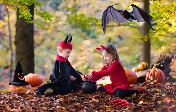 Картинка осень, листья, дети, мальчик, девочка, Halloween, тыква, летучая мышь, Хэллоуин, плащ, Pumpkin, играют, Autumn, child
