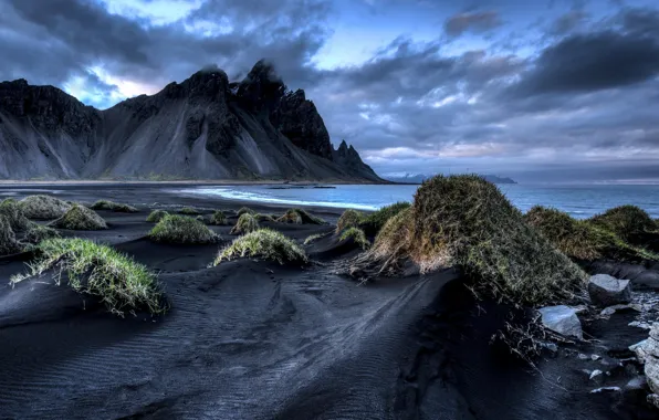 Картинка море, трава, облака, горы, берег, Исландия, Iceland, черный песок, Vestrahorn, Stockksness