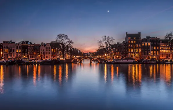 Картинка небо, мост, город, огни, луна, дома, вечер, канал, Нидерланды, после заката