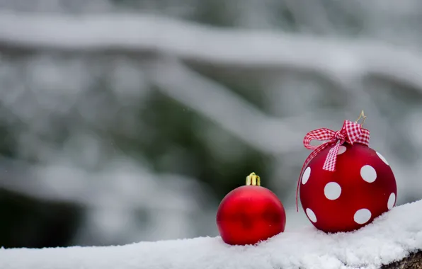 Картинка снег, шары, горошек, красные, Новый год, украшение, бантик, новогоднее