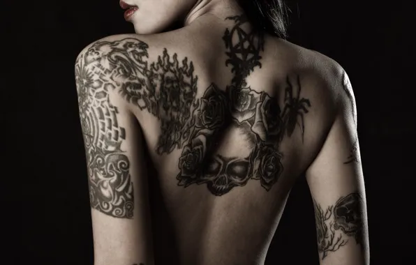 Картинка девушка, спина, череп, тату, черный фон, татуировки