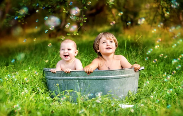 Картинка лето, трава, радость, счастье, дети, детство, удивление, мыльные пузыри, корыто, малыши