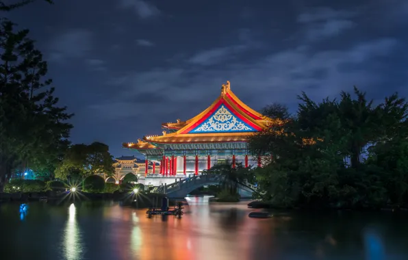 Картинка небо, облака, деревья, ночь, пруд, здание, сад, освещение, Тайвань, архитектура, мостик, синее, Тайбэй, Национальный Театр