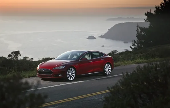 Картинка дорога, небо, красный, седан, передок, Tesla, Тесла, Модель С, побереьже, Model S, электромобиль