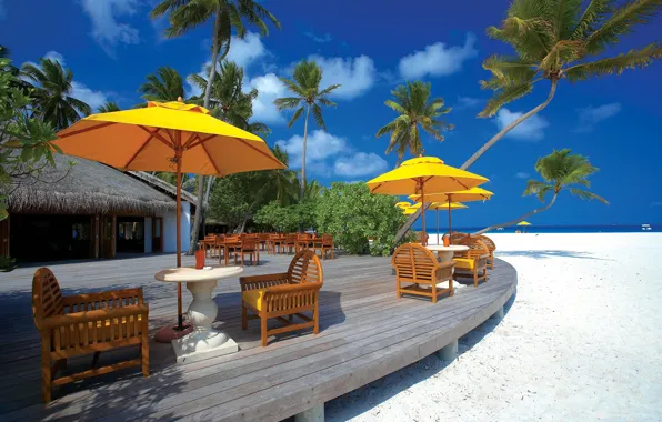 Картинка песок, пляж, облака, деревья, желтый, природа, дом, пальмы, зонтик, океан, рай, стулья, растения, архитектура, Мальдивские …