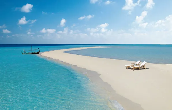Картинка песок, море, пляж, небо, океан, лодка, шезлонг, коса, Мальдивы