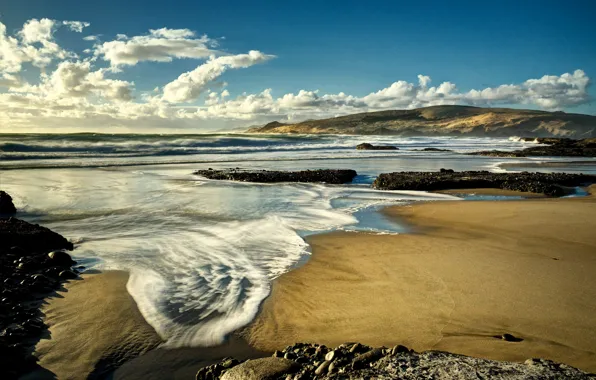 Картинка песок, море, волны, небо, облака, камни, побережье, Новая Зеландия, прибой