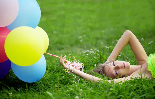 Картинка трава, девушка, воздушные шары, клевер, шатенка, голубоглазая