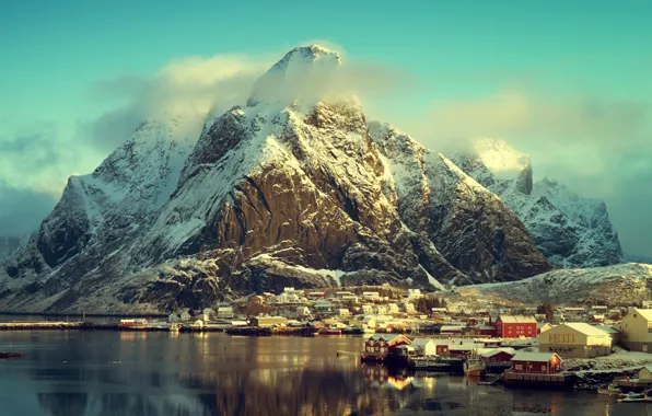 Картинка зима, море, солнце, облака, снег, горы, побережье, дома, Норвегия, Лофотен, Лофотенские острова