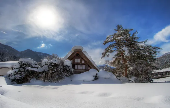 Картинка зима, солнце, облака, снег, горы, дом, дерево, долина, кустарник