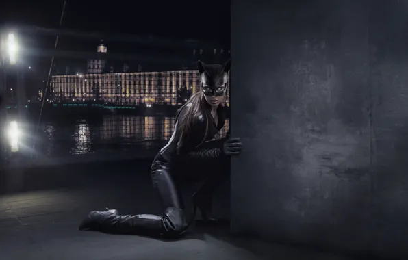 Картинка ночь, город, стена, сапоги, маска, костюм, Женщина-кошка, Catwoman, в засаде
