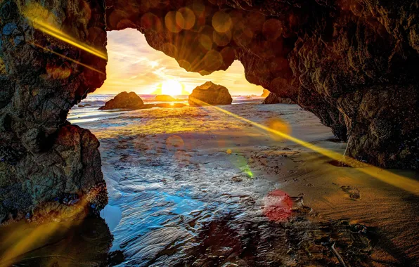 Картинка море, солнце, лучи, пейзаж, закат, камни, скалы, берег, пещера, блик, грот