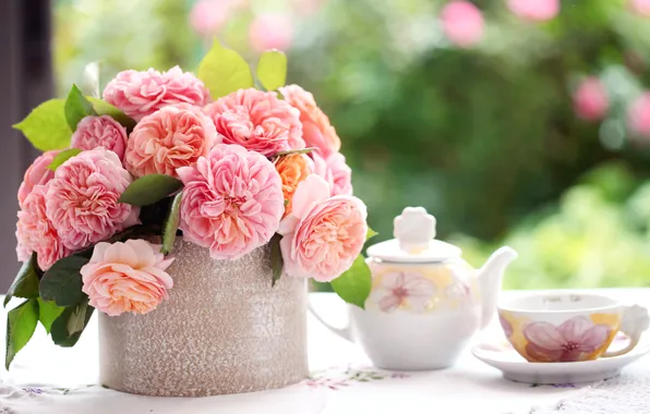 Картинка листья, цветы, стол, розы, букет, лепестки, размытость, чайник, чашка, розовые, блюдце, скатерть