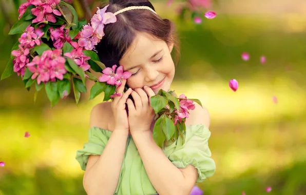 Картинка радость, счастье, детство, улыбка, эмоции, дерево, весна, девочка, цветение, блаженство