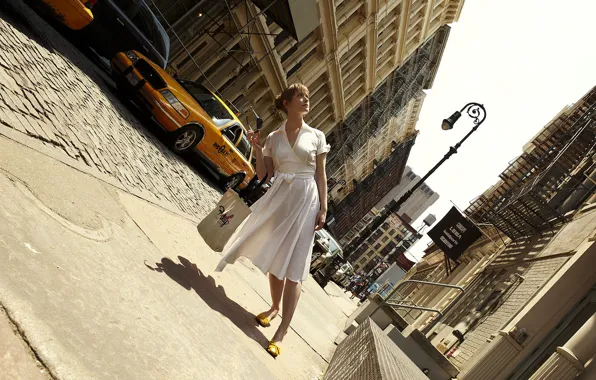 Картинка девушка, улица, наклон, платье, такси, Romain Laurent, Нью Йорк