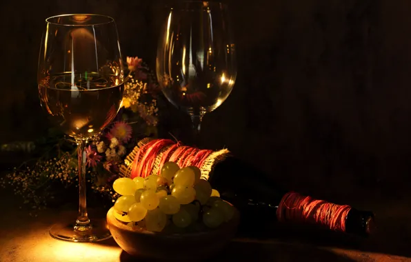 Картинка цветы, стол, вино, бутылка, бокалы, виноград, полумрак, букетик