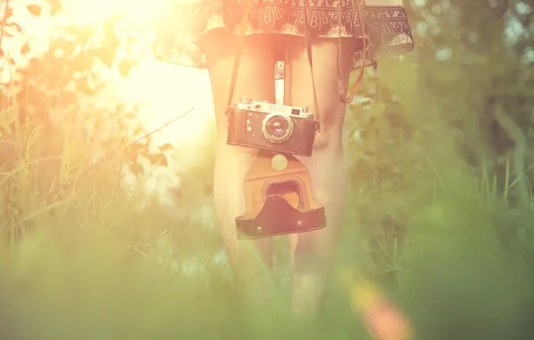 Картинка трава, девушка, солнце, ноги, платье, фотоаппарат, блик, фотик