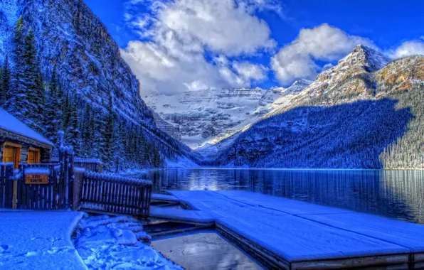 Картинка зима, лес, небо, облака, снег, деревья, горы, озеро, причал, домик, канада, canada, alberta, banff national …