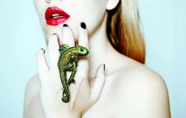 Картинка девушка, хамелеон, рука, кольцо, губы, перстень