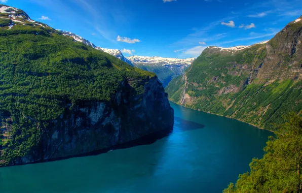 Картинка небо, деревья, горы, скалы, Норвегия, солнечно, Norway, фьорд, Гейрангер-фьорд, fjord, Geirangerfjord
